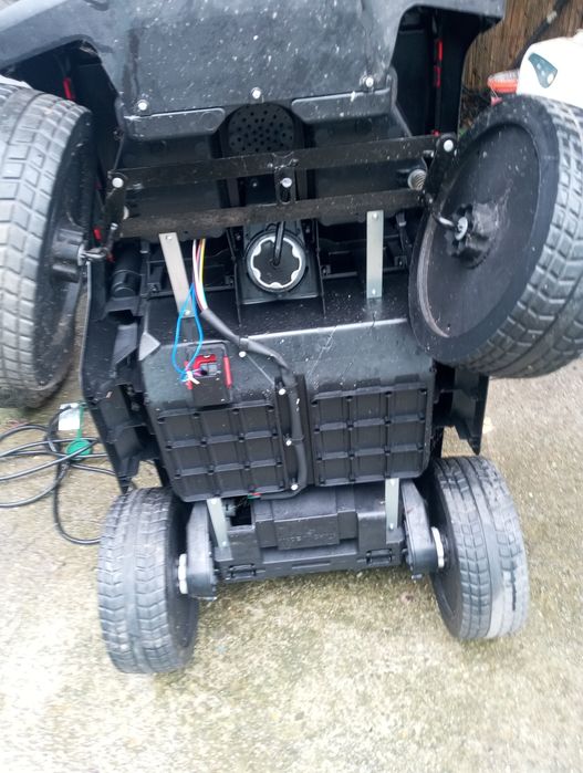 Vând mașină de copiii electrica foarte puțina folosită