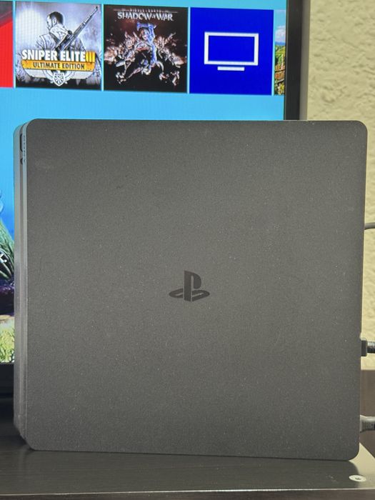 Playstation 4 Slim 500GB с контролер и 8 игри