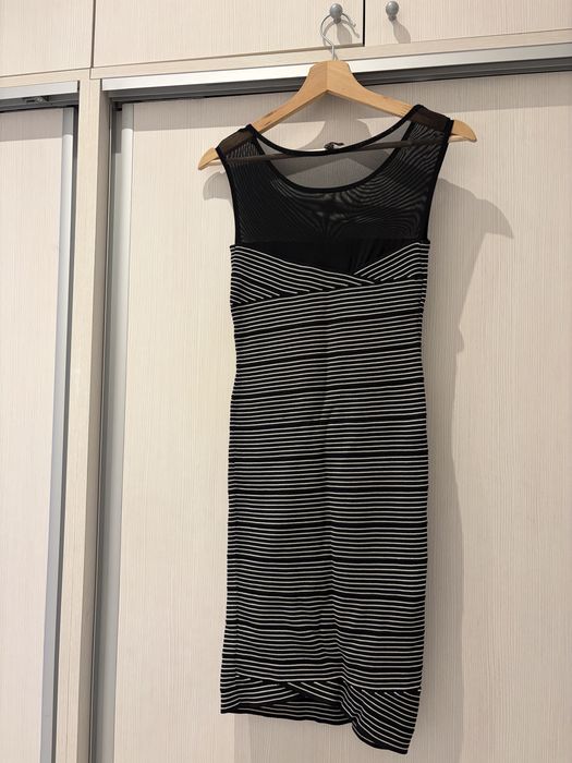 Rochie Guess XS, neagră cu dungi albe