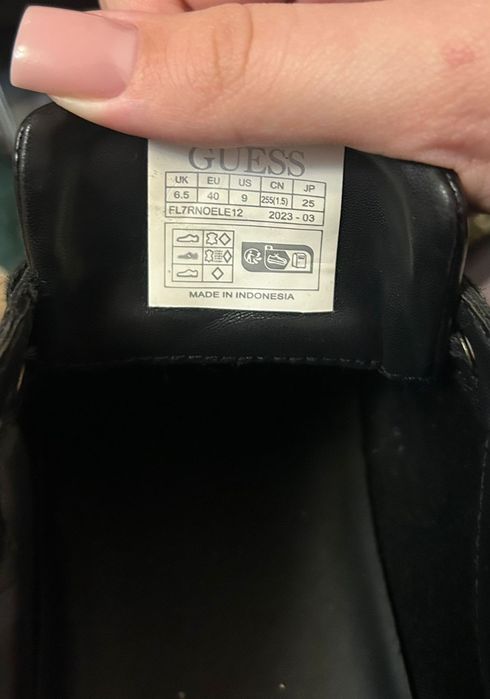 Продам женские кроссовки guess