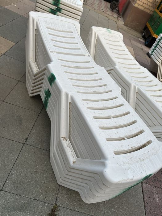 Шезлонг лежак пластиковый