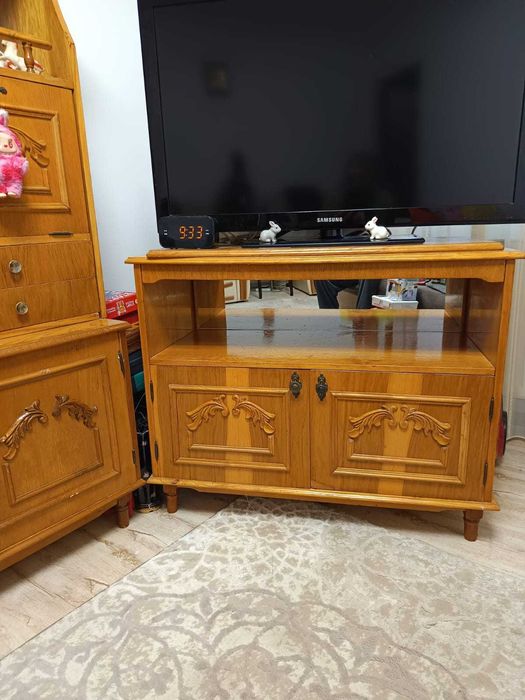 Vând Mobila sufragerie in stare buna + comoda  cu oglinda inclusa!