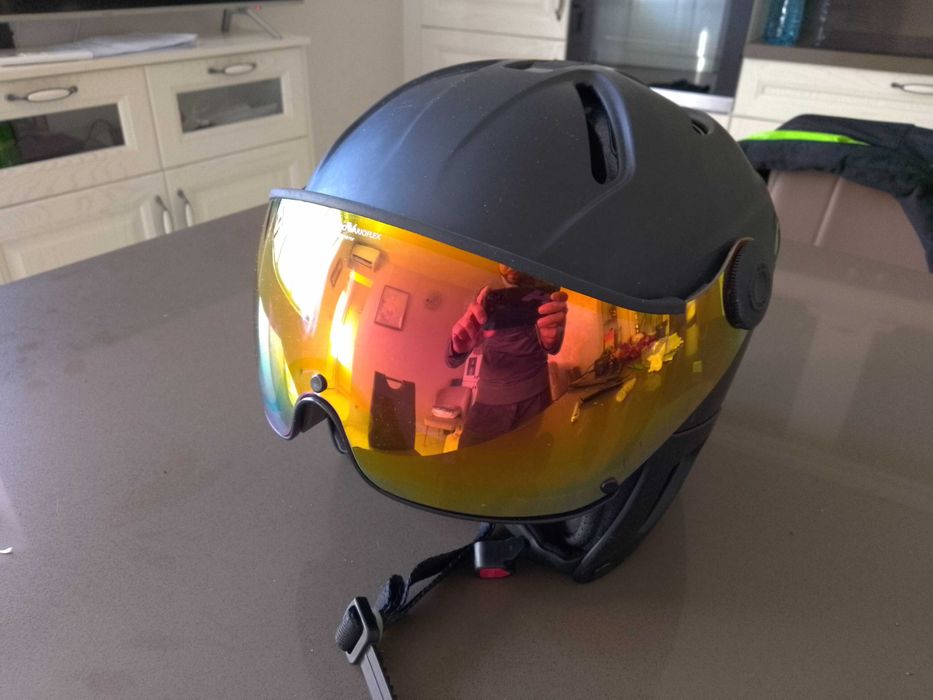 Продавам  каска и обувки