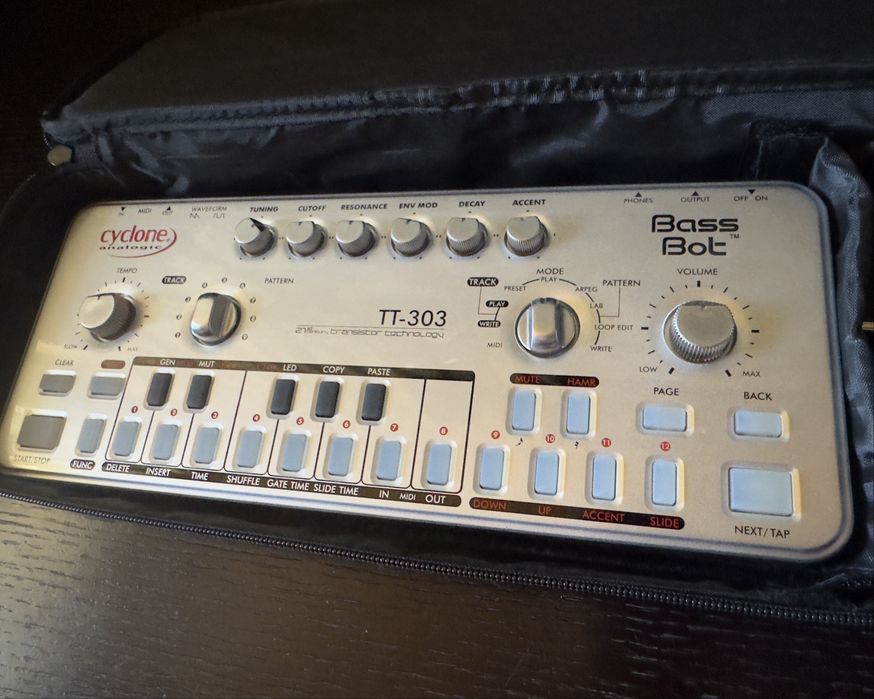 Cyclone Analogic TT-303 Bass Bot V2