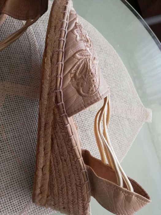 Леки и удобни дамски сандали подходящи за сезон пролет,лято и есен.