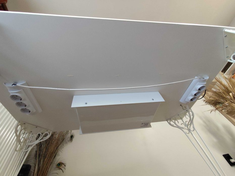 Маса за маникюр с  прахоуловител и лампа