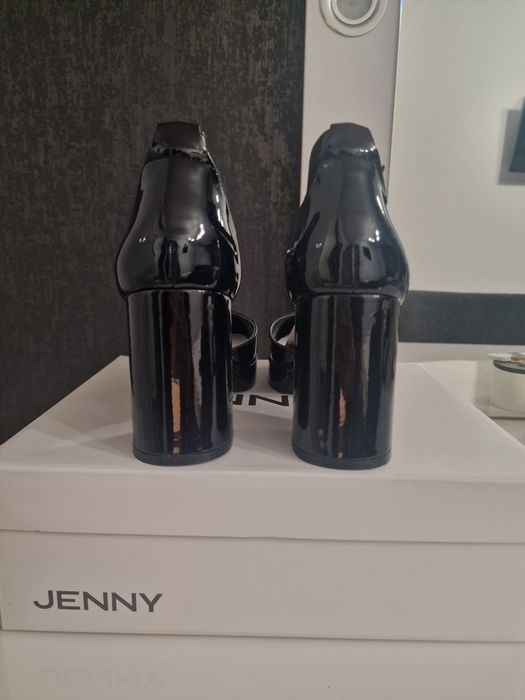 Обувки на дебел, висок ток 38ми номер