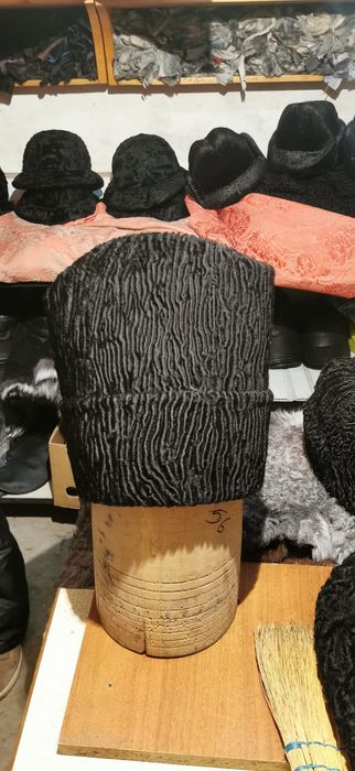 Caciuli cu bordura negre si brumarii