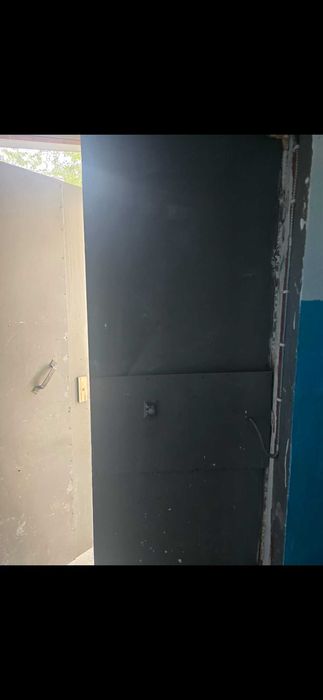 Продадим подъездную железную дверь