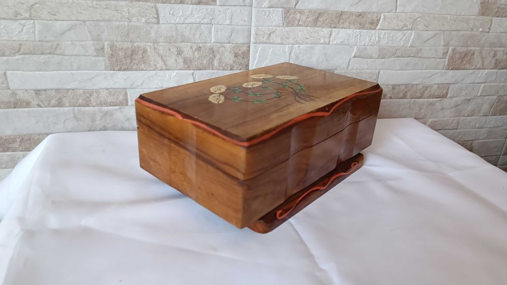 Стара дървена музикална кутия за бижута