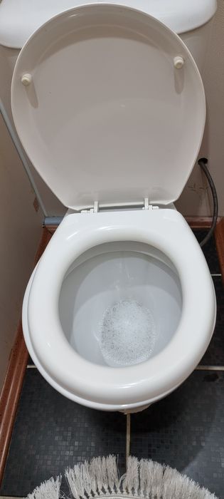 Унитаз с сливным бочком