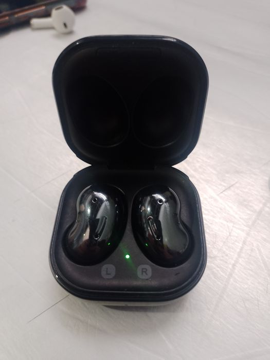 Срочно продам наушники Самсунг