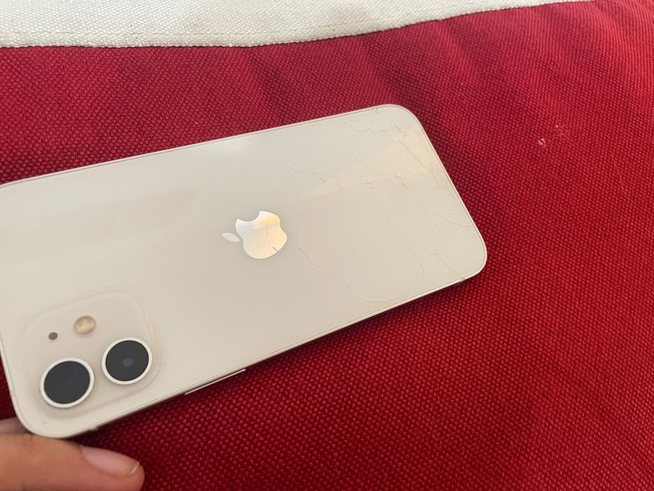 Vand sau schimb iphone 12  se vede in poza are sticla din spate crapta un pic in rest telefonu arata forte bine