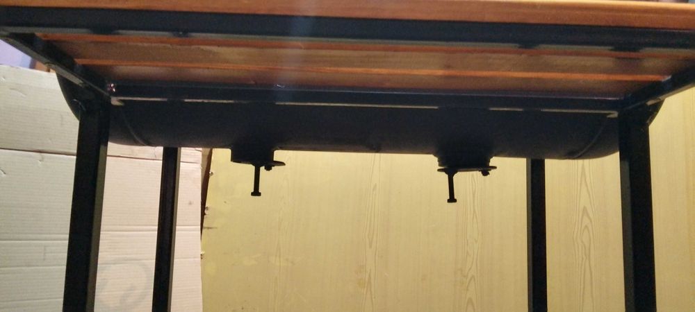 Барбекю на дърва и дървени въглища:BBQ с крака от шевна машина Сингер.