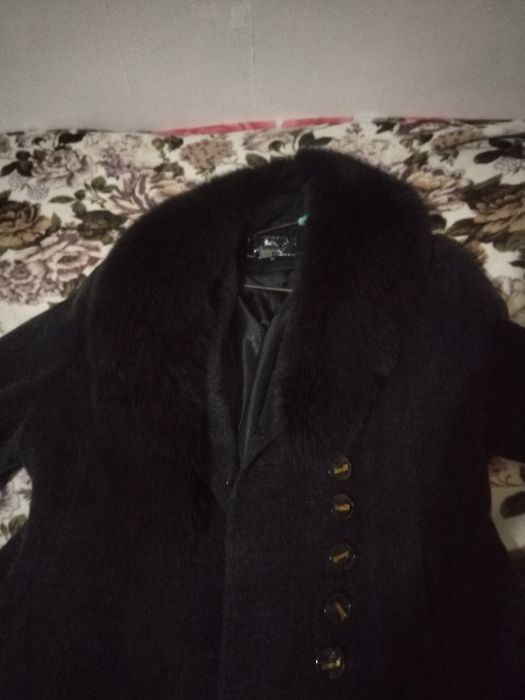 Продаю пальто новое с меховым воротником