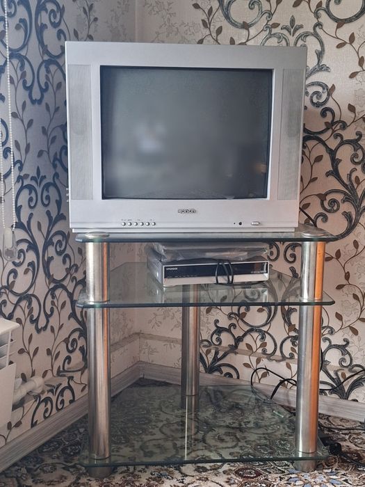 Продаётся телевизор ROISON и подставка к нему идеальном СОСТОЯНИИ
