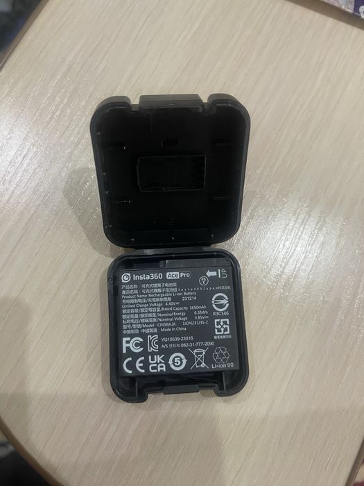 Аккумуляторы insta 360 и зарядное устройство Insta360