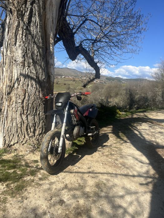 Derbi sendaa
