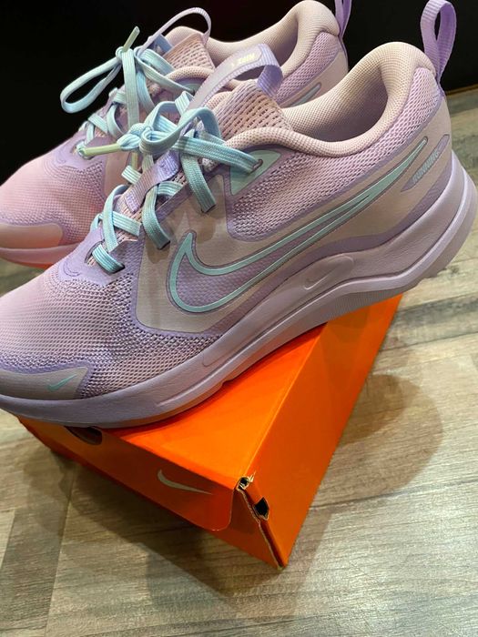 Дамски маратонки NIKE COSMIC RUNNER