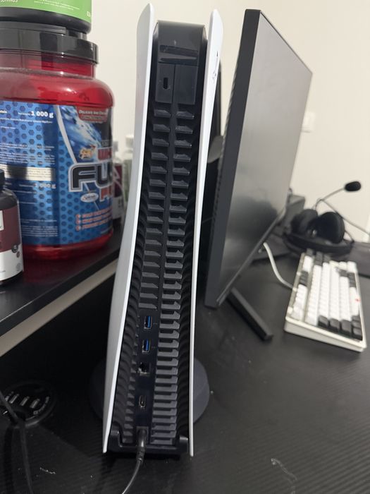 Playstation 5 + игри + 1 джойстик и един джойстик за части