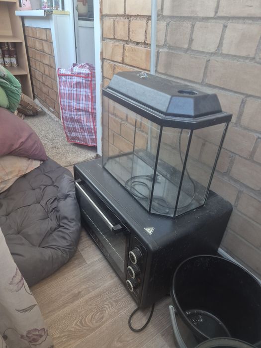 Продам недорого 2 аквариума и печка