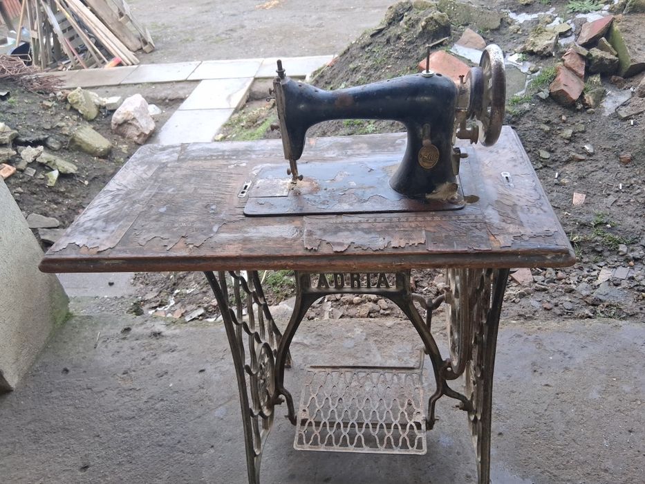 Vând mașină de cusut foarte veche