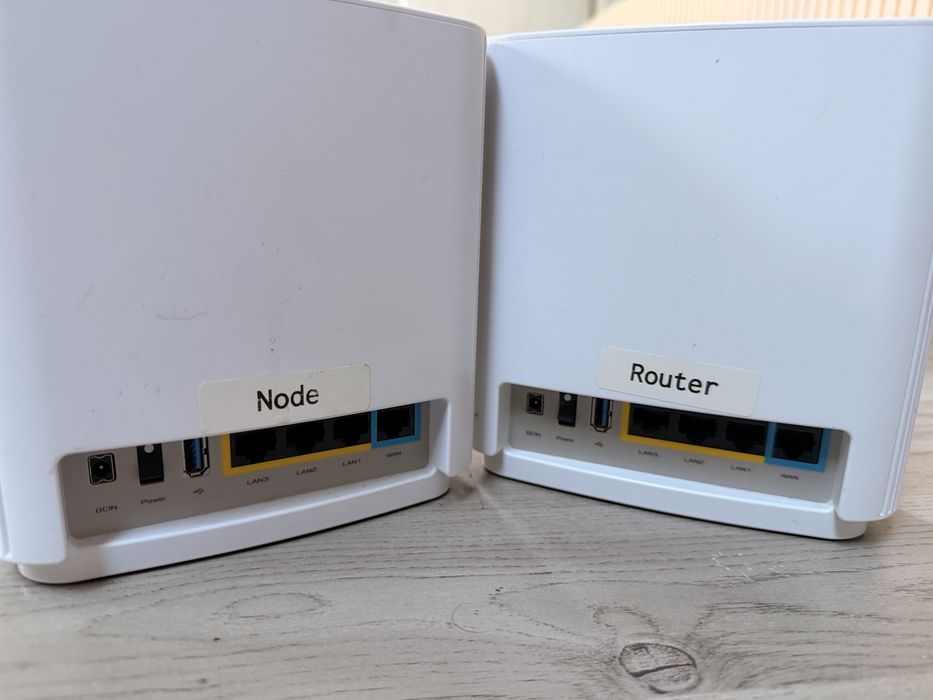 Sistem Mesh ASUS ZenWiFi CT8 (2 buc) și Router ASUS RT-AC88U