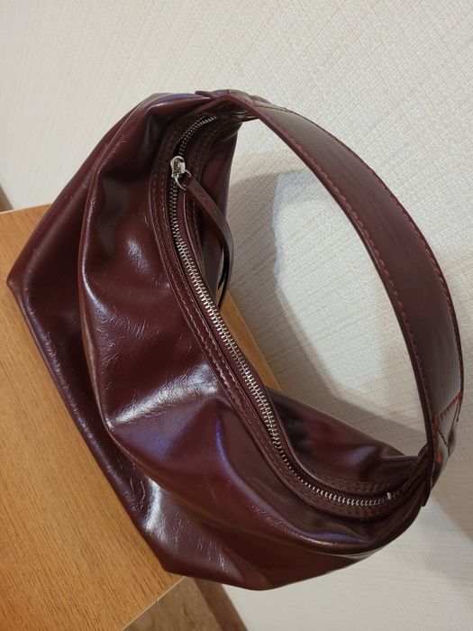 Бордовая сумка на замке