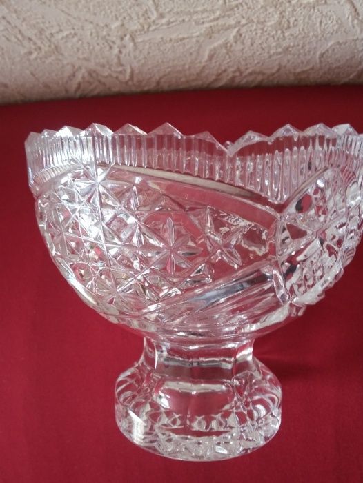 Продам хрустальную вазочку
