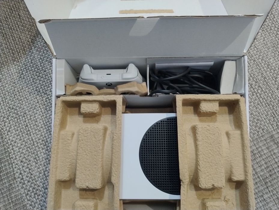 Vând Xbox Seris S 512gb - 2 manete