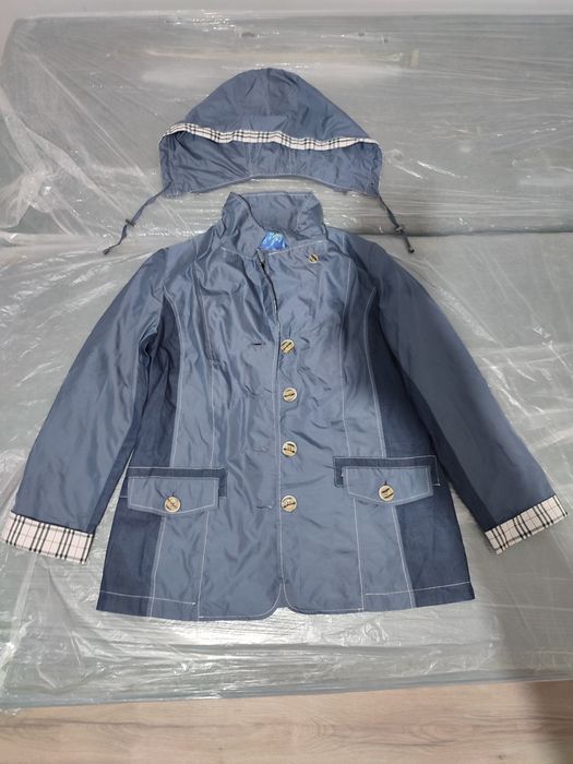 Продам женскую куртку с капюшоном