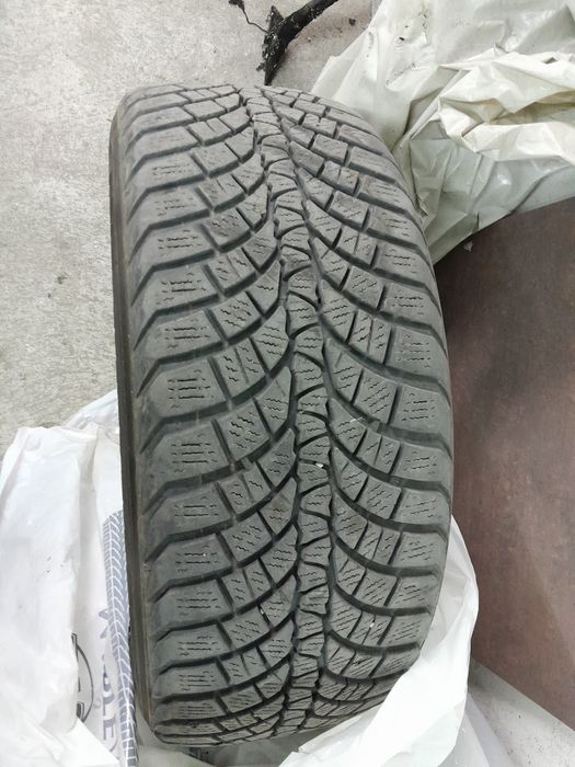 Зимни гуми 4броя 235/55/17 Kumho и летни 4бр. 175/70/14 Brigestone