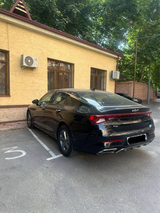 Kia K5 moshinasi sotiladi.