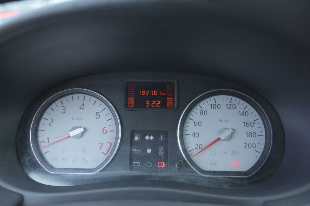 Vand masina Dacia Logan MCV rosie veterana de razboi,dar încă în forma