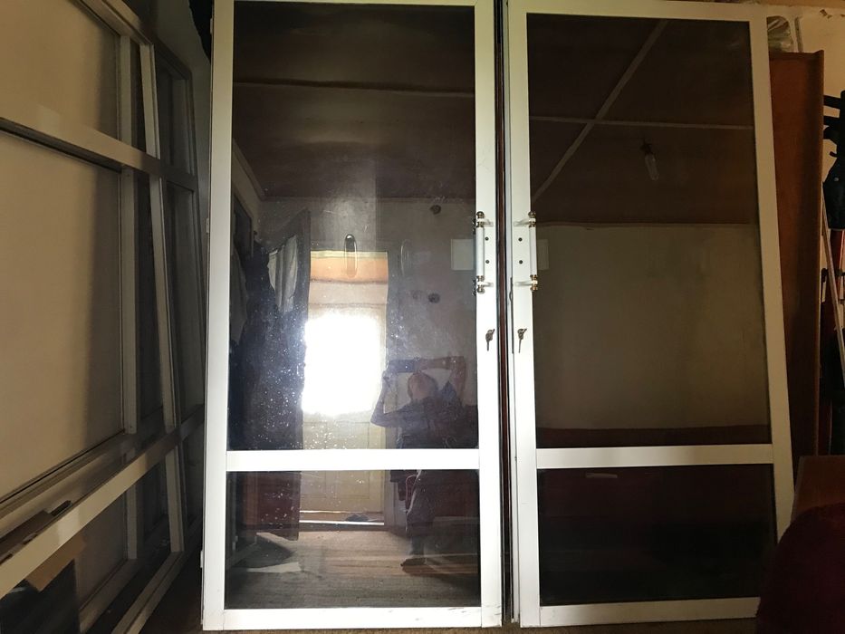 Брава-греда ; Алуминиева дограма/преграда с врата