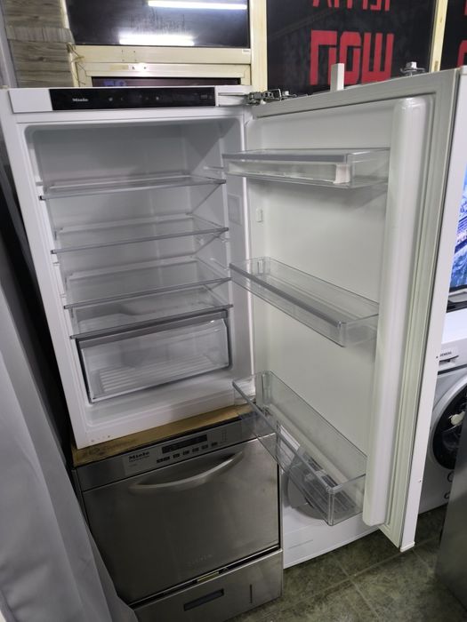 Хладилник Miele K7103D за вграждане.
