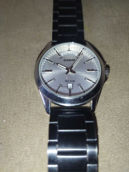 Часовник CASIO MTP-1370, с драскотина по стъклото