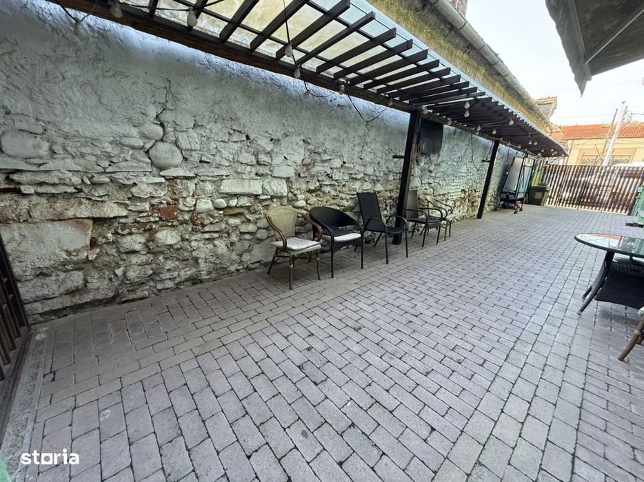 Spatiu comercial+locuinta la mansarda,3 dormitoare, living,5 bai, tere