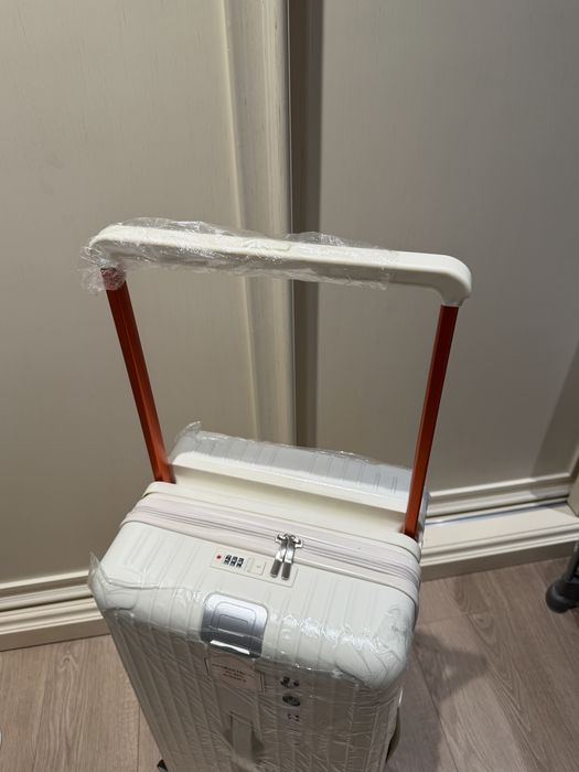 Шикарный новый чемодан