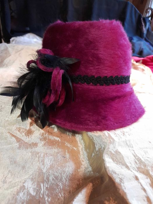 Palarie dama fetru de lana roz fuxia model retro, cu pene, eleganta