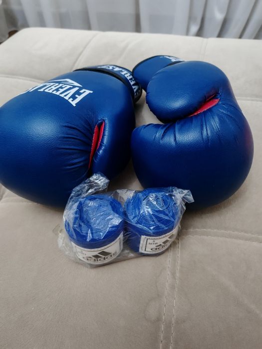 Боксерские перчатки Everlast и бинты