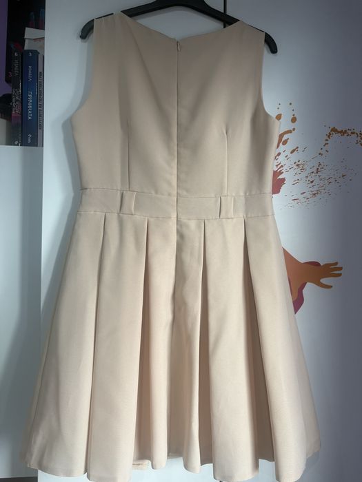 Бежова средно къса рокля