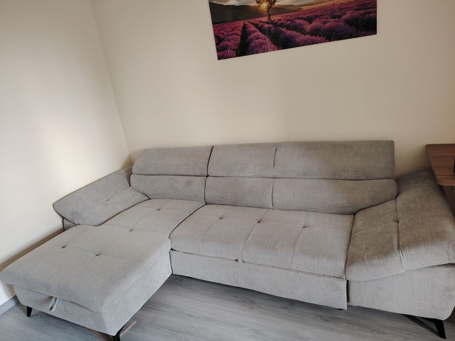 Colțar extensibil pe dreapta,4 locuri, cu spațiu generos de depozitare. Dimensiuni:  297*171*92