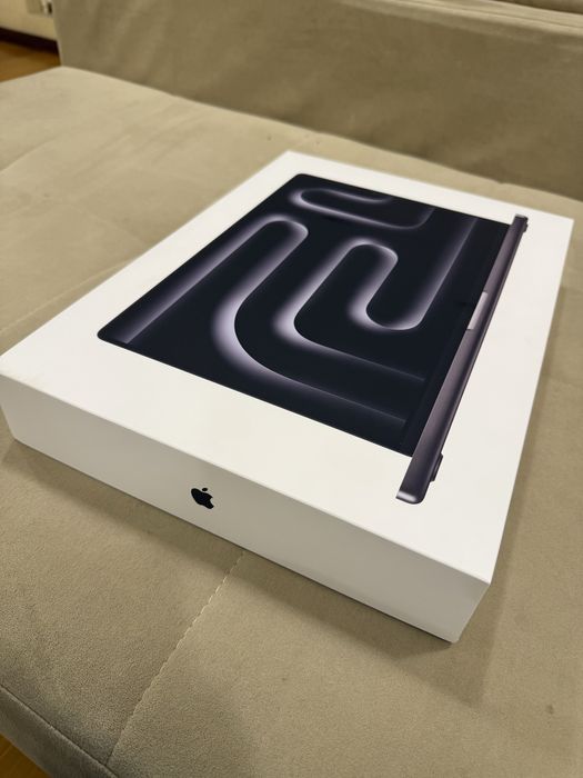 Macbook Pro 16 inch M5 Max chip 36 GB 2 TB storage