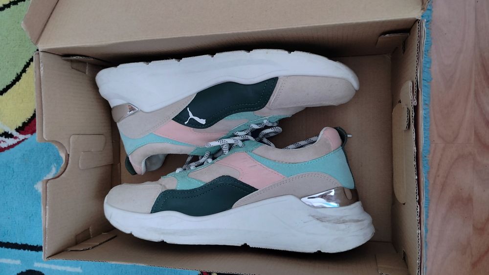 Adidași Puma. Culoare deosebită.