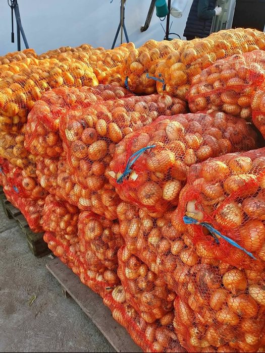 Vând ceapă și Cartofi.