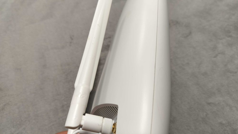 Router wireless cu SIM Netgear Orbi LBR20 Tri-Band Mesh 2.2Gbps Cat.18