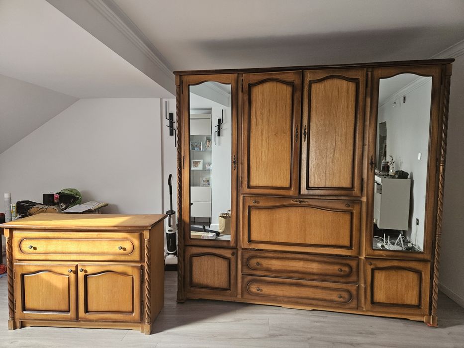 Set mobilier dormitor lemn masiv – ideal recondiționare (dulap + comod