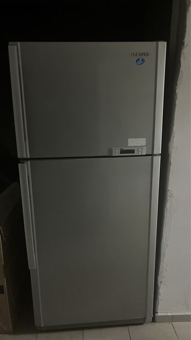 Продам холодильник самсунг  чистый