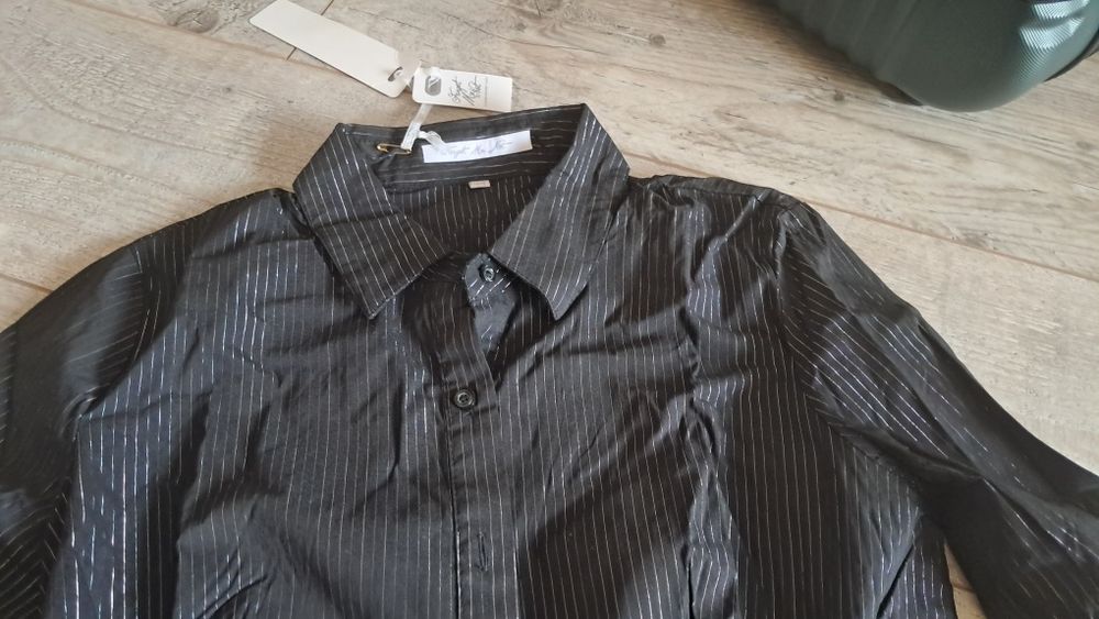 Дамска Черна Риза с Яка на сребристи тънки раета